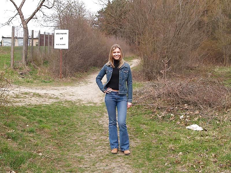 25P ANNEMIEKE WANTS STRIPPING IN PUBLIC