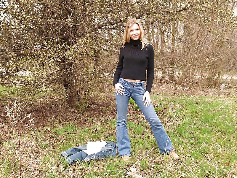 25P ANNEMIEKE WANTS STRIPPING IN PUBLIC