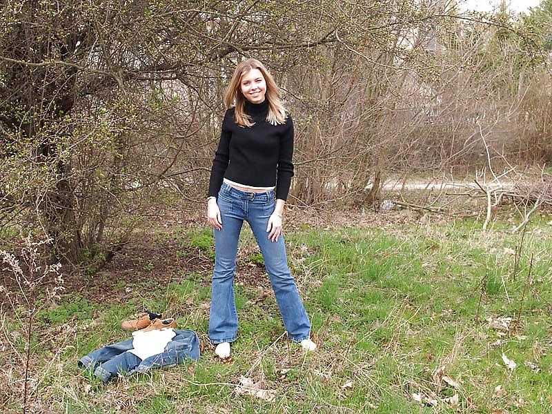 25P ANNEMIEKE WANTS STRIPPING IN PUBLIC