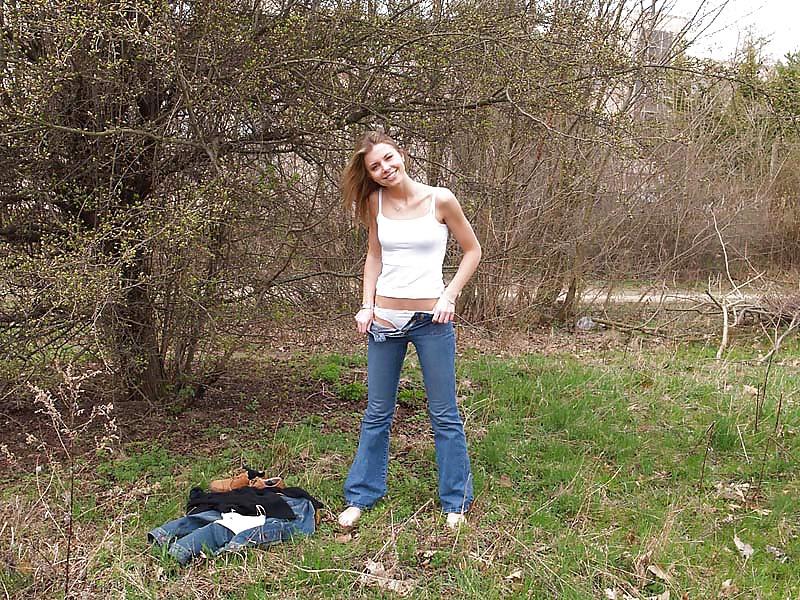 25P ANNEMIEKE WANTS STRIPPING IN PUBLIC