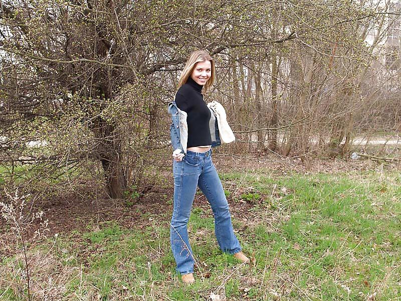 25P ANNEMIEKE WANTS STRIPPING IN PUBLIC