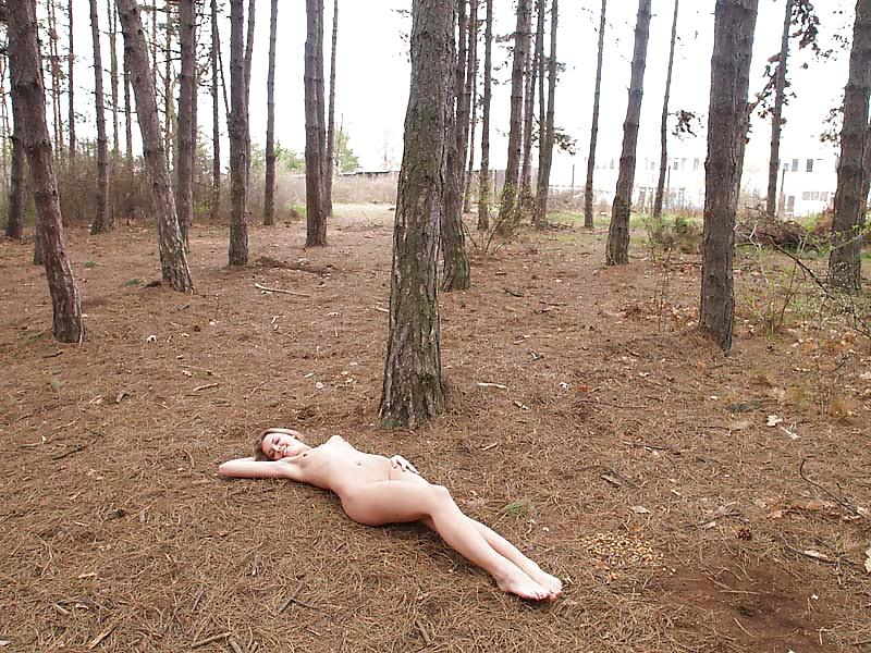 25P ANNEMIEKE WANTS STRIPPING IN PUBLIC