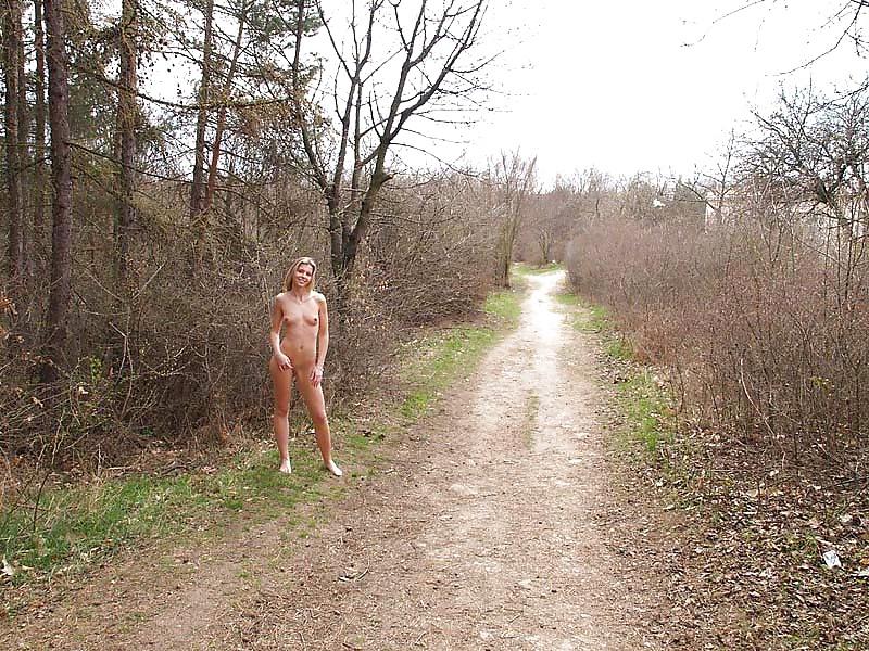 25P ANNEMIEKE WANTS STRIPPING IN PUBLIC