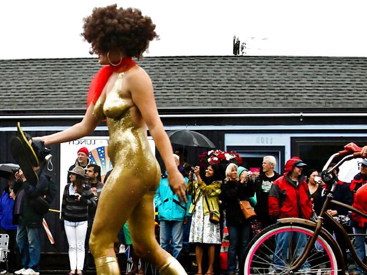 25P Nude Painted Ladies in Public Fetish Gallery 9