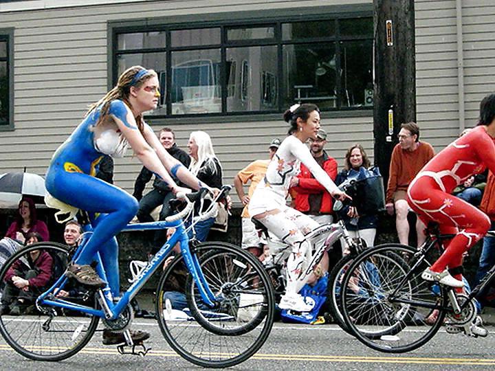 25P Nude Painted Ladies in Public Fetish Gallery 9