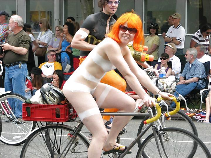 25P Nude Painted Ladies in Public Fetish Gallery 9