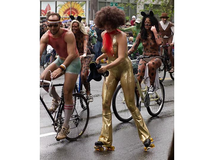 25P Nude Painted Ladies in Public Fetish Gallery 9
