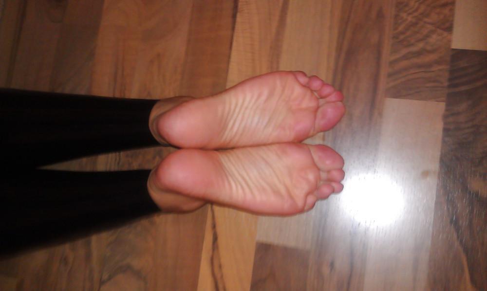 9P Teen Feet in Latex Leggings and standing on Tiptoes