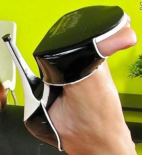 18P Beautiful female toes in sandals