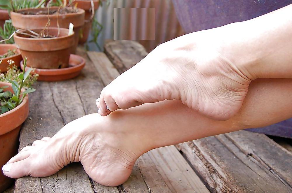 21P Mona Lisa & her sexy feet!