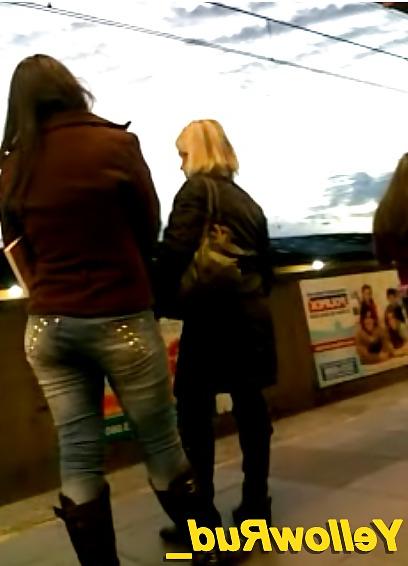 6P Gostosa esperando o trem - BR 