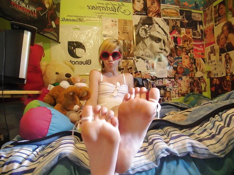 25P Sexy female feet and soles