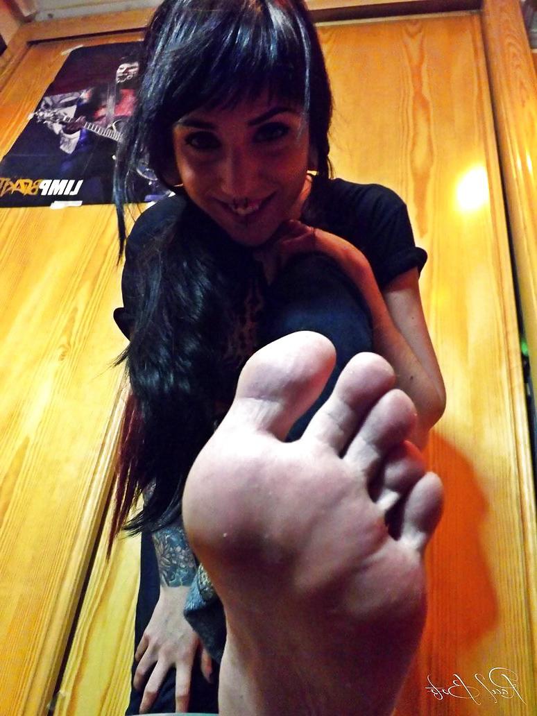 25P Sexy female feet and soles