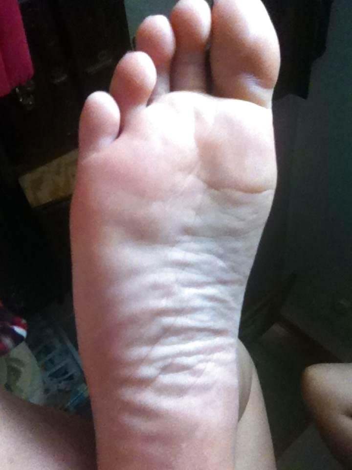25P Sexy female feet and soles