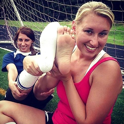 25P Sexy female feet and soles