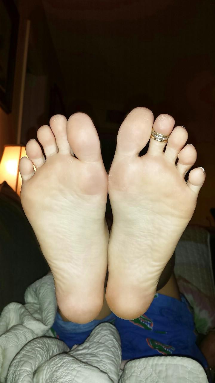 25P Sexy female feet and soles