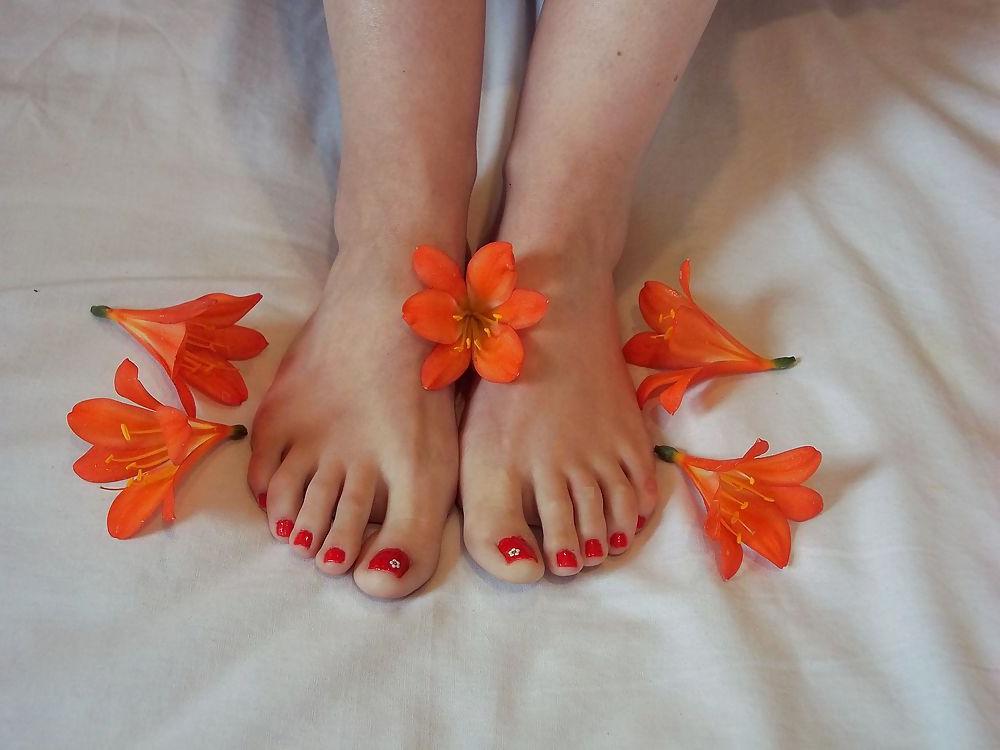 12P FOOT FETISH FEET TOES HEELS SOLES COMMENT PLS