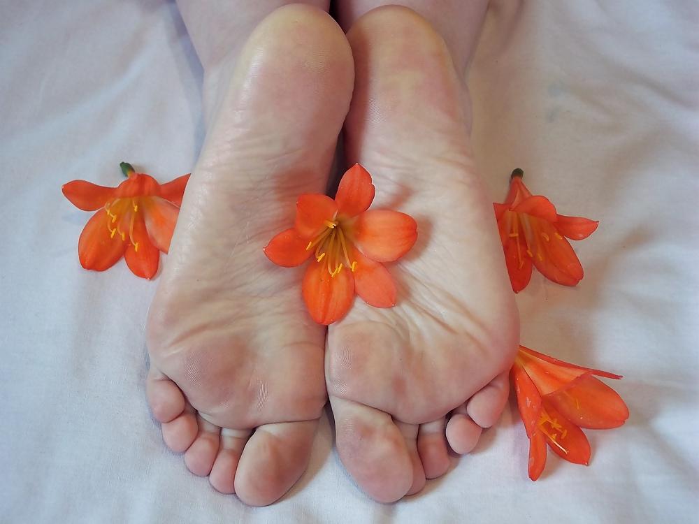 12P FOOT FETISH FEET TOES HEELS SOLES COMMENT PLS