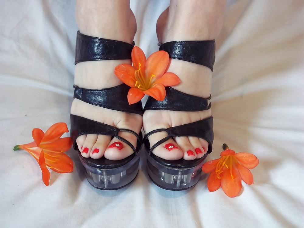 12P FOOT FETISH FEET TOES HEELS SOLES COMMENT PLS
