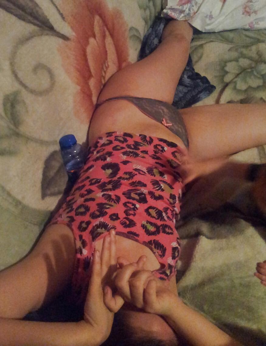 25P My wifes sexy ass and feet 