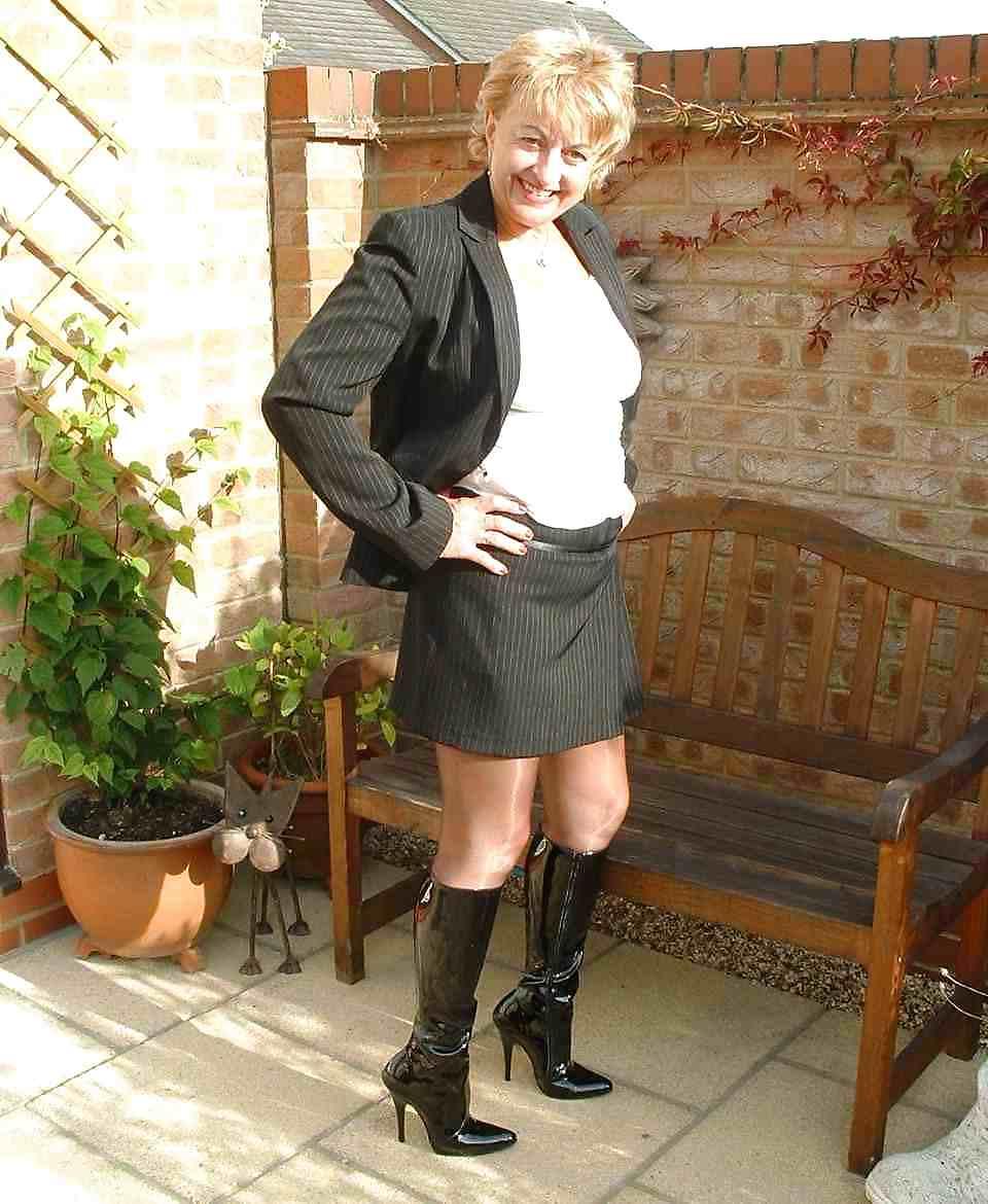 9P Anita dirty british slut in garden