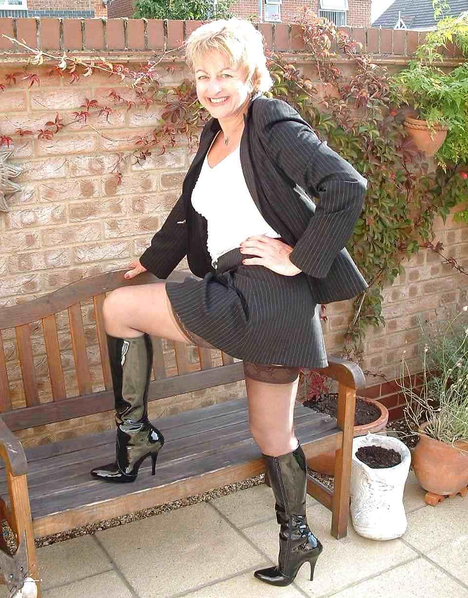 9P Anita dirty british slut in garden