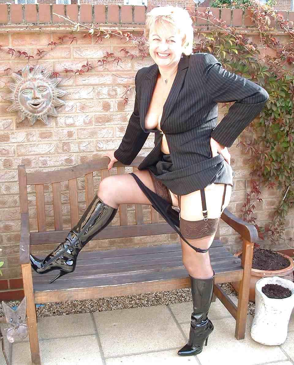 9P Anita dirty british slut in garden