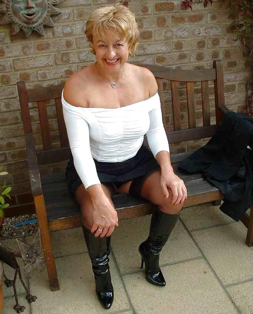 9P Anita dirty british slut in garden