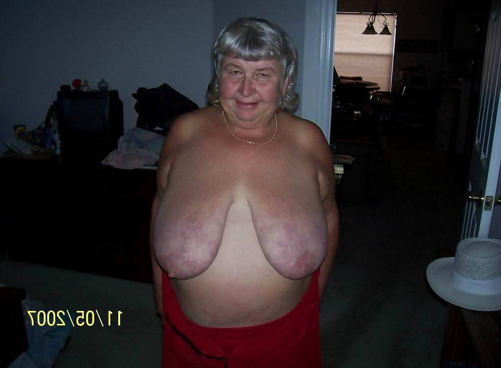 25P Nice old tits and feet