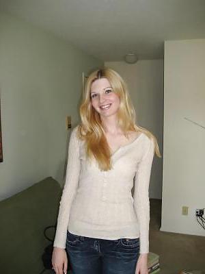 7P Cute Blonde Mom