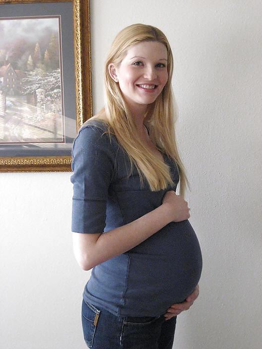 7P Cute Blonde Mom