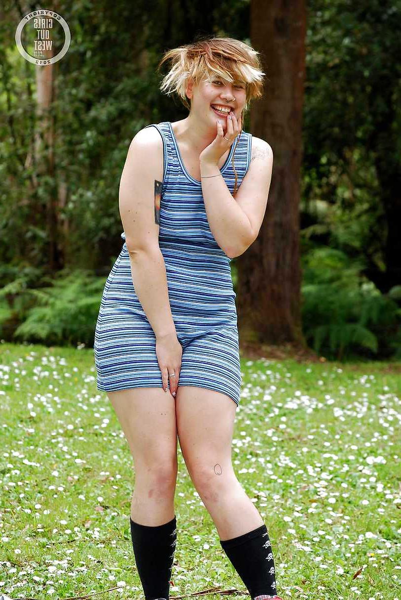 16P Plump amateur chick fingers her hairy muff