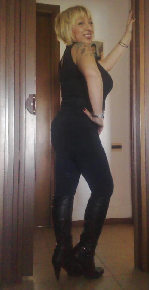 25P KINKY GRANNY LOVES POSING