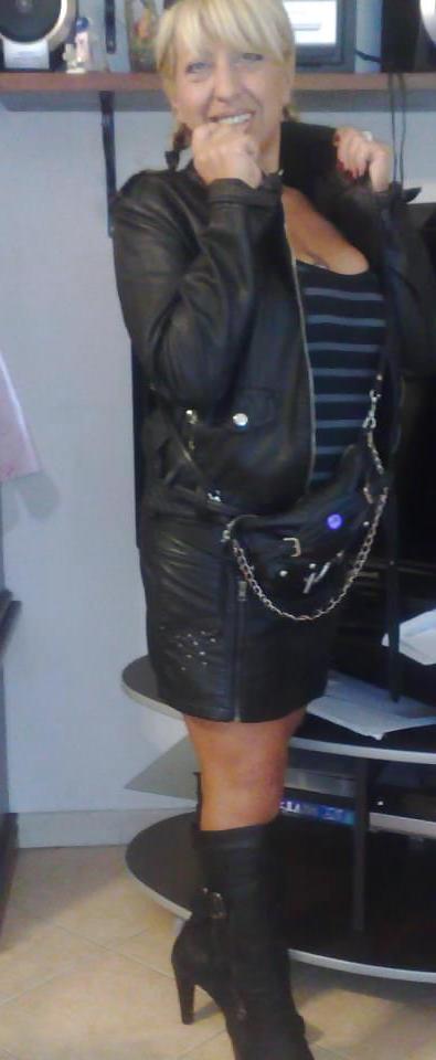 25P KINKY GRANNY LOVES POSING