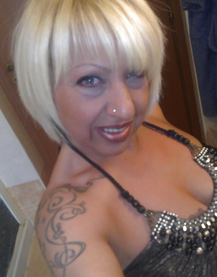 25P KINKY GRANNY LOVES POSING