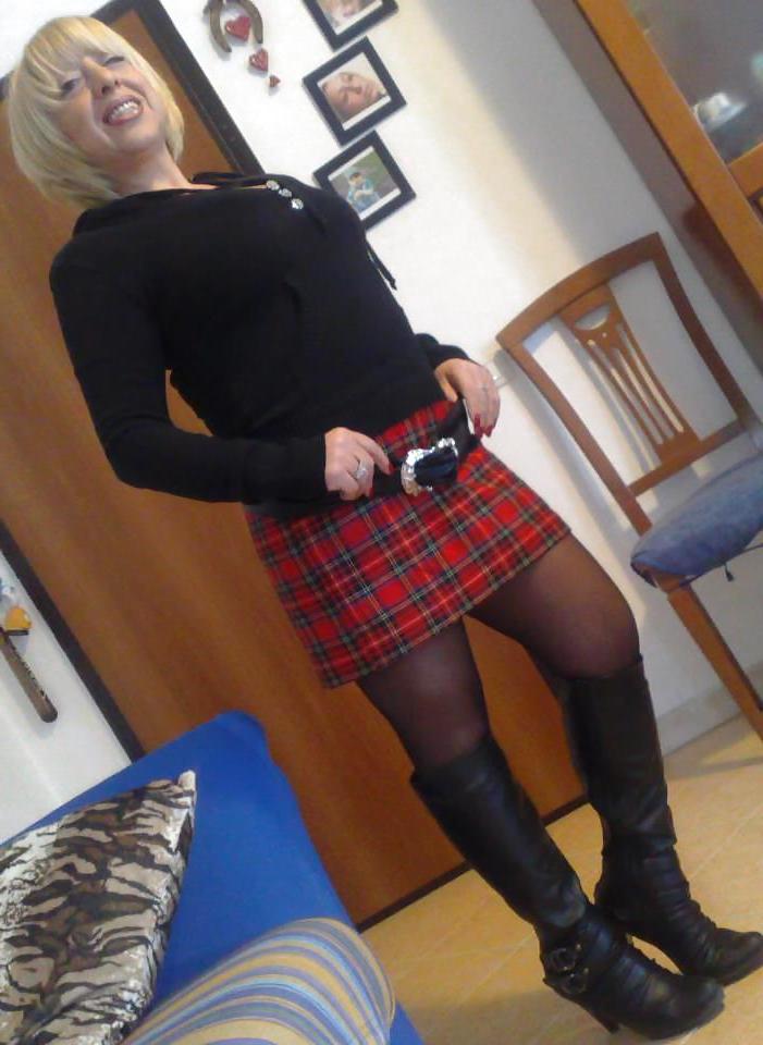 25P KINKY GRANNY LOVES POSING