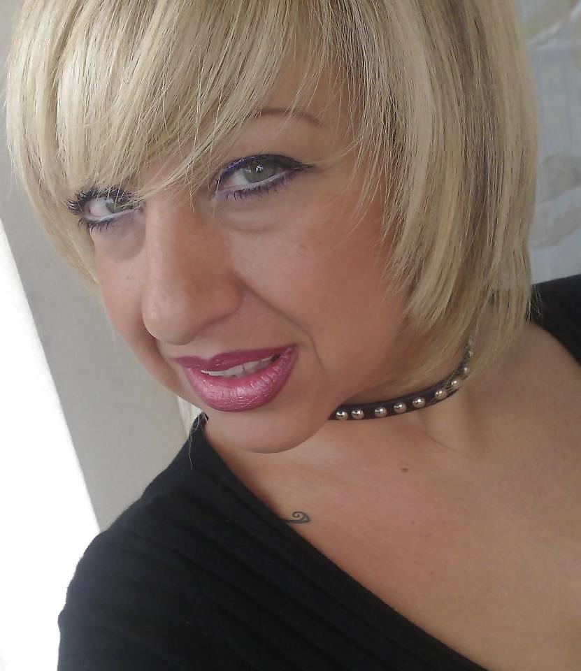 25P KINKY GRANNY LOVES POSING