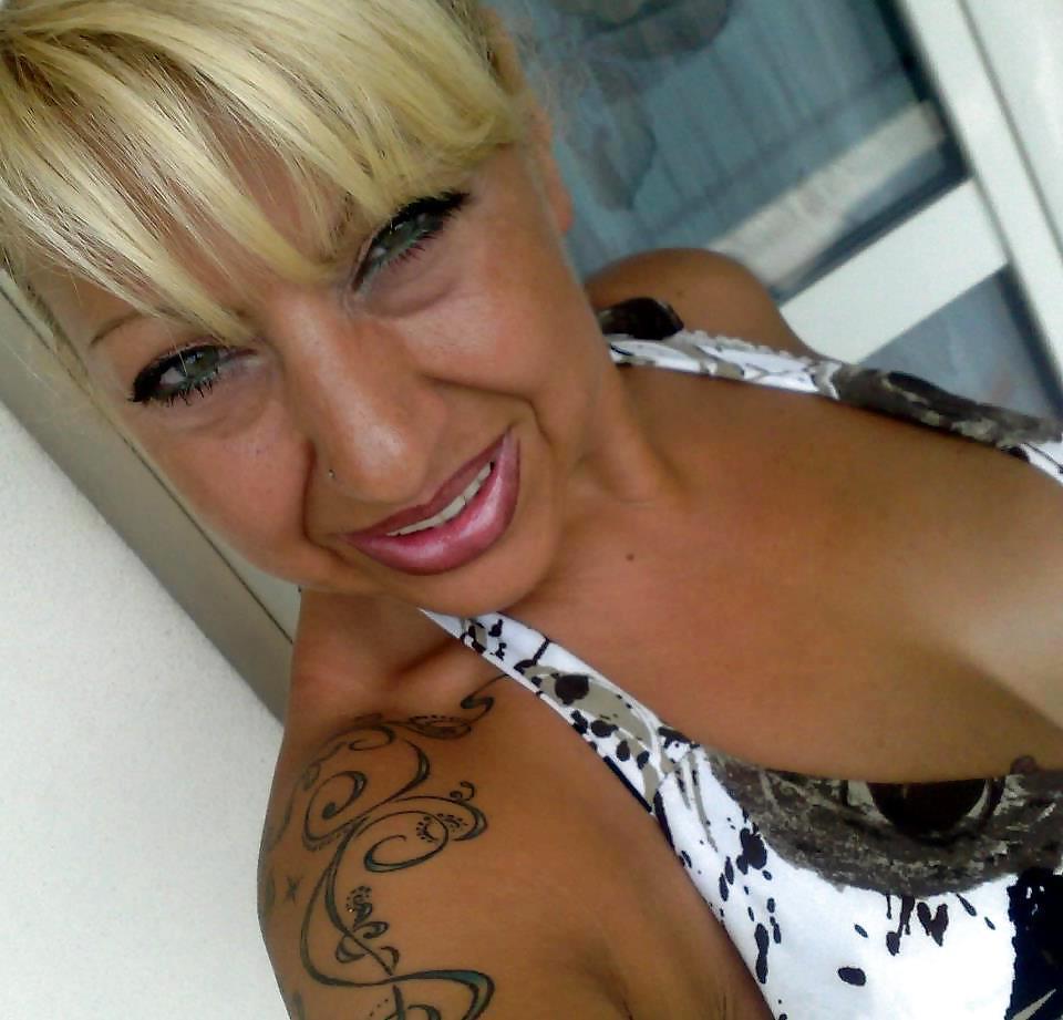 25P KINKY GRANNY LOVES POSING