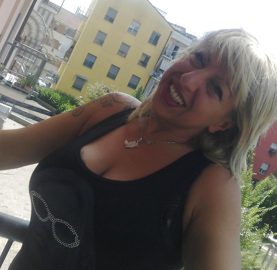 25P KINKY GRANNY LOVES POSING