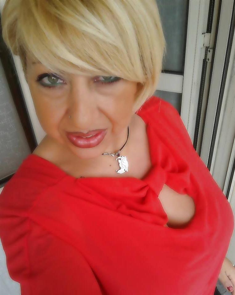 25P KINKY GRANNY LOVES POSING