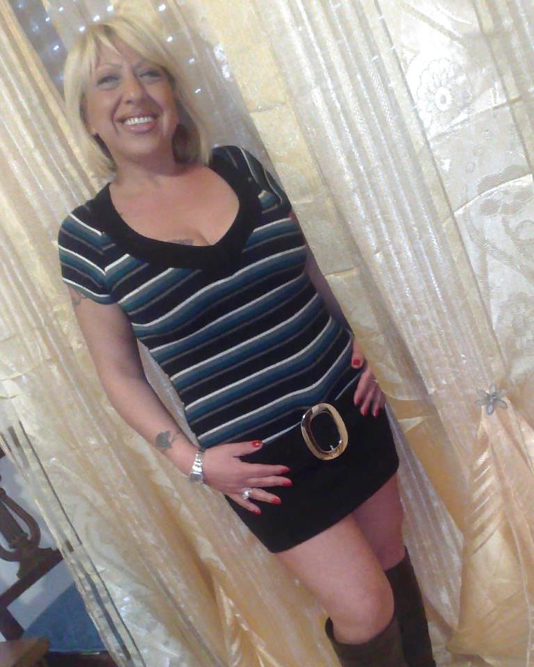 25P KINKY GRANNY LOVES POSING