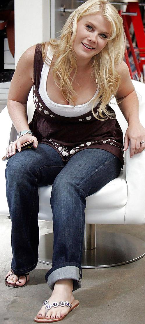25P Small Feet On Voluptuous Women