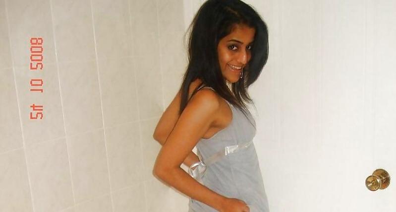 8P Sexy Pakistani Teen Girl In Dubai Showing Her Cute Ass