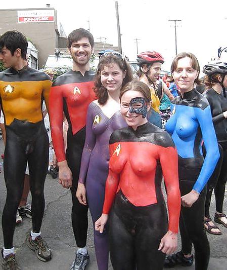 20P Bodypaint in public