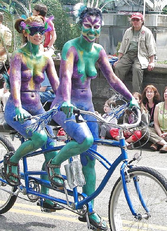 20P Bodypaint in public