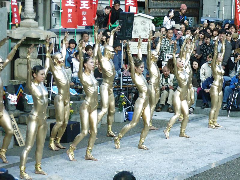 20P Bodypaint in public