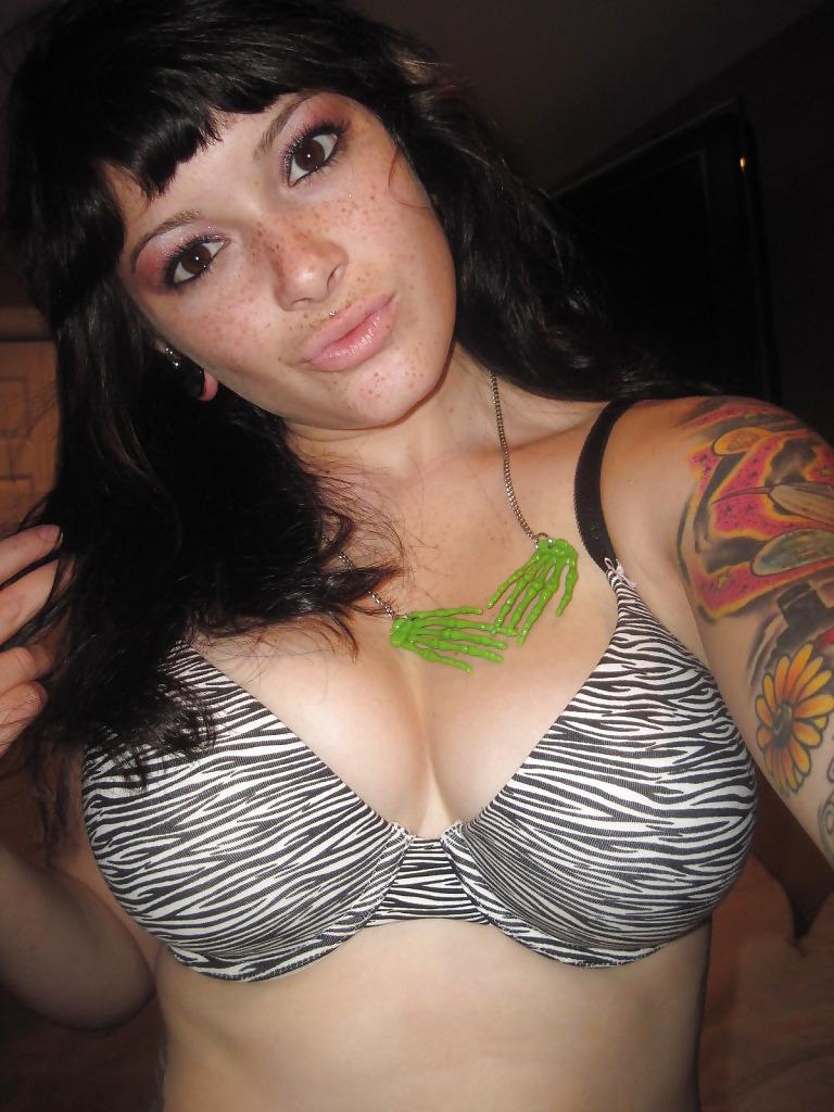 25P Hot tattoed emo bitch and friends