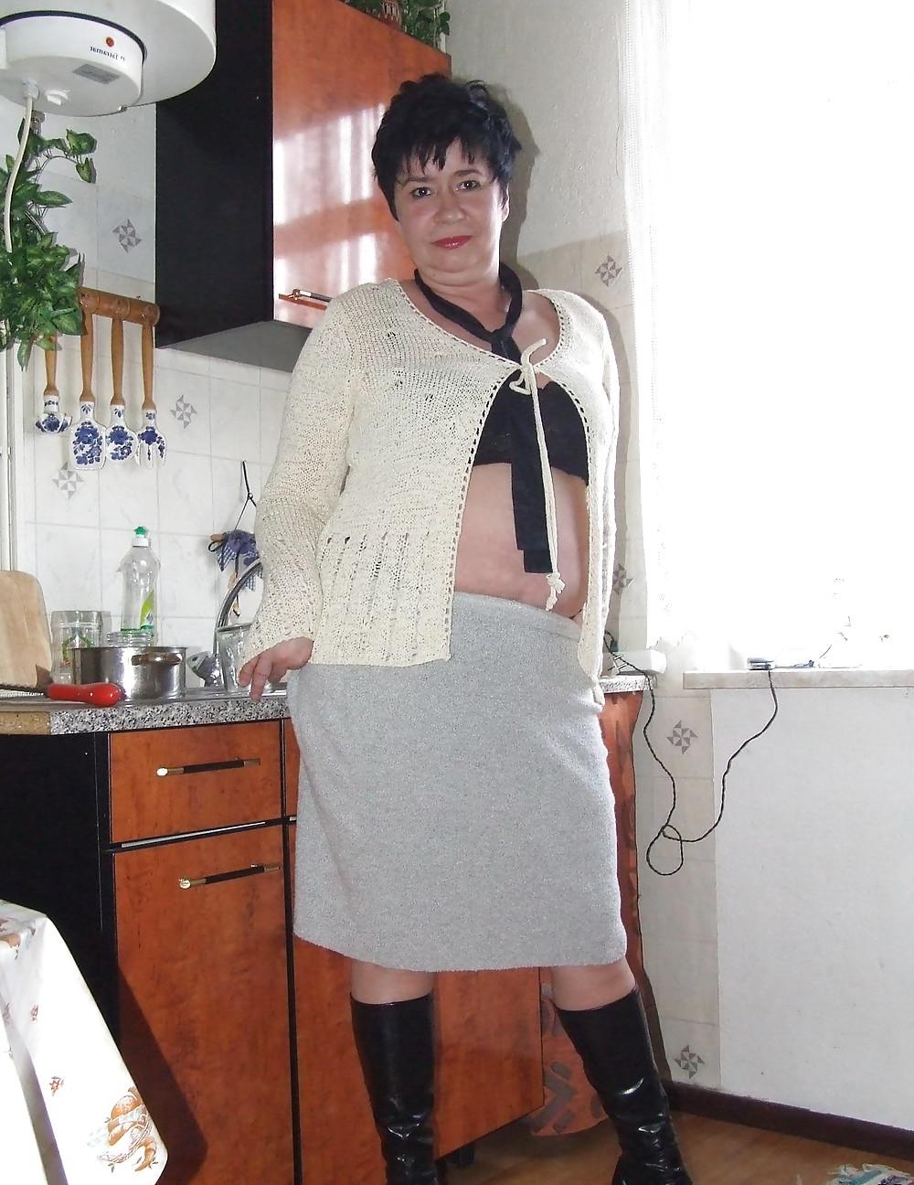 16P Amateur chunky wife showing off her goods