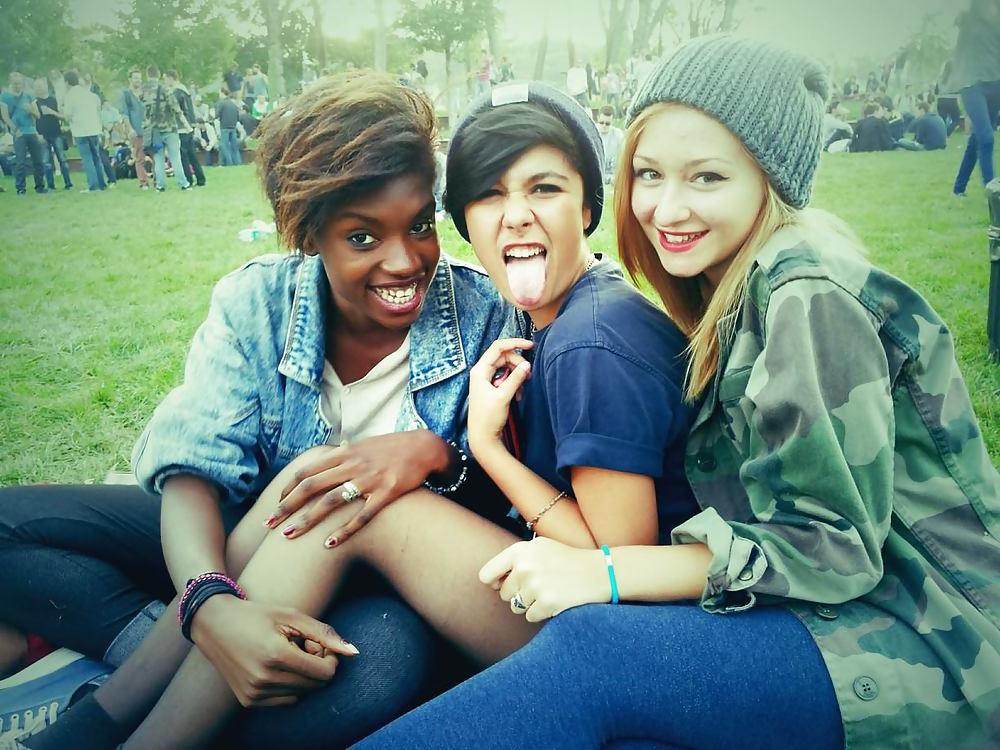 25P Slutty friends (legs, feet, ass) 