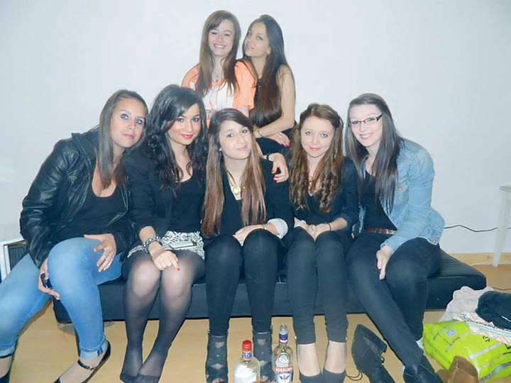 25P Slutty friends (legs, feet, ass) 